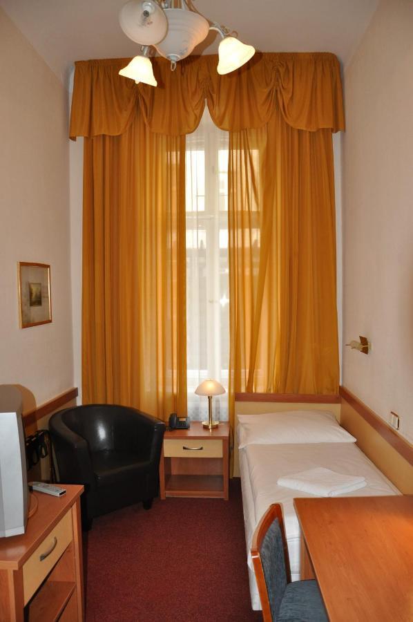 Hotel Pension Savoy Near Kurfuerstendamm برلين الغرفة الصورة